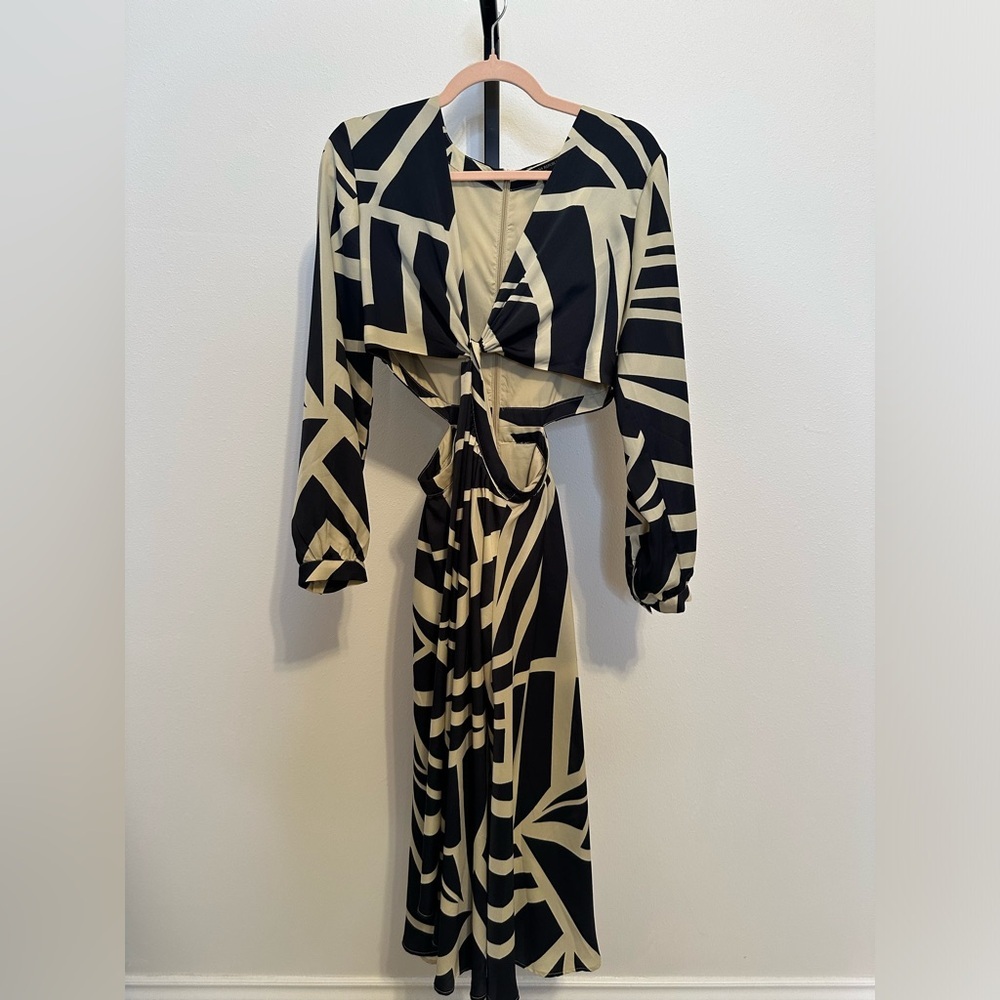 Banana Republic front twist dress. Long sleeves. V- neck. Size 8 - Picture 2 of 8